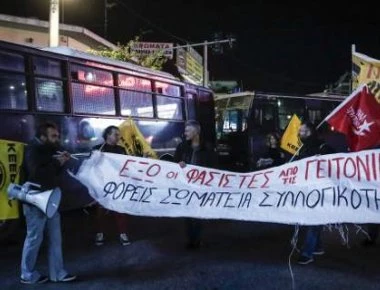 Καταγγελία αντιφασιστικής οργάνωσης για επίθεση μελών της Χρυσής Αυγής με σιδερολοστούς - 22 προσαγωγές (φωτό)
